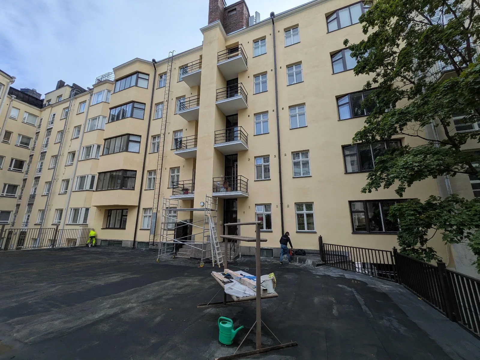Pohjoinen Hesperiankatu 7 — Sisäpihan kolmikerrosrappauksen uusinta ja parvekkeiden uusinta