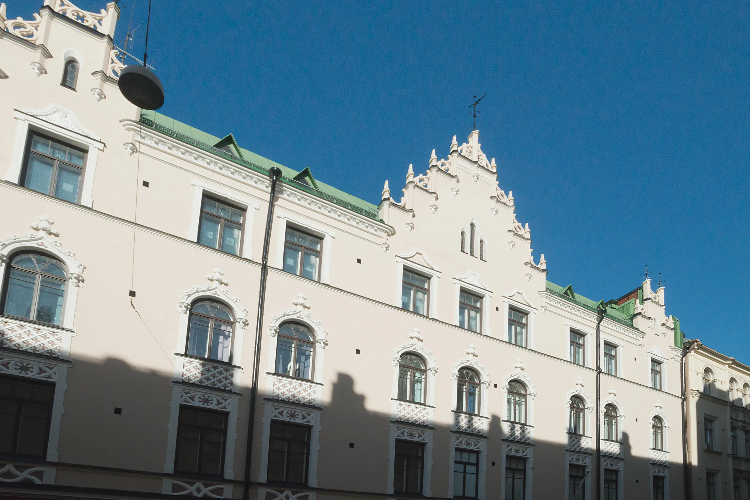Uudenmaankatu 9 — Betoni- ja kipsikoristeiden uusinta sekä julkisivun korjaus