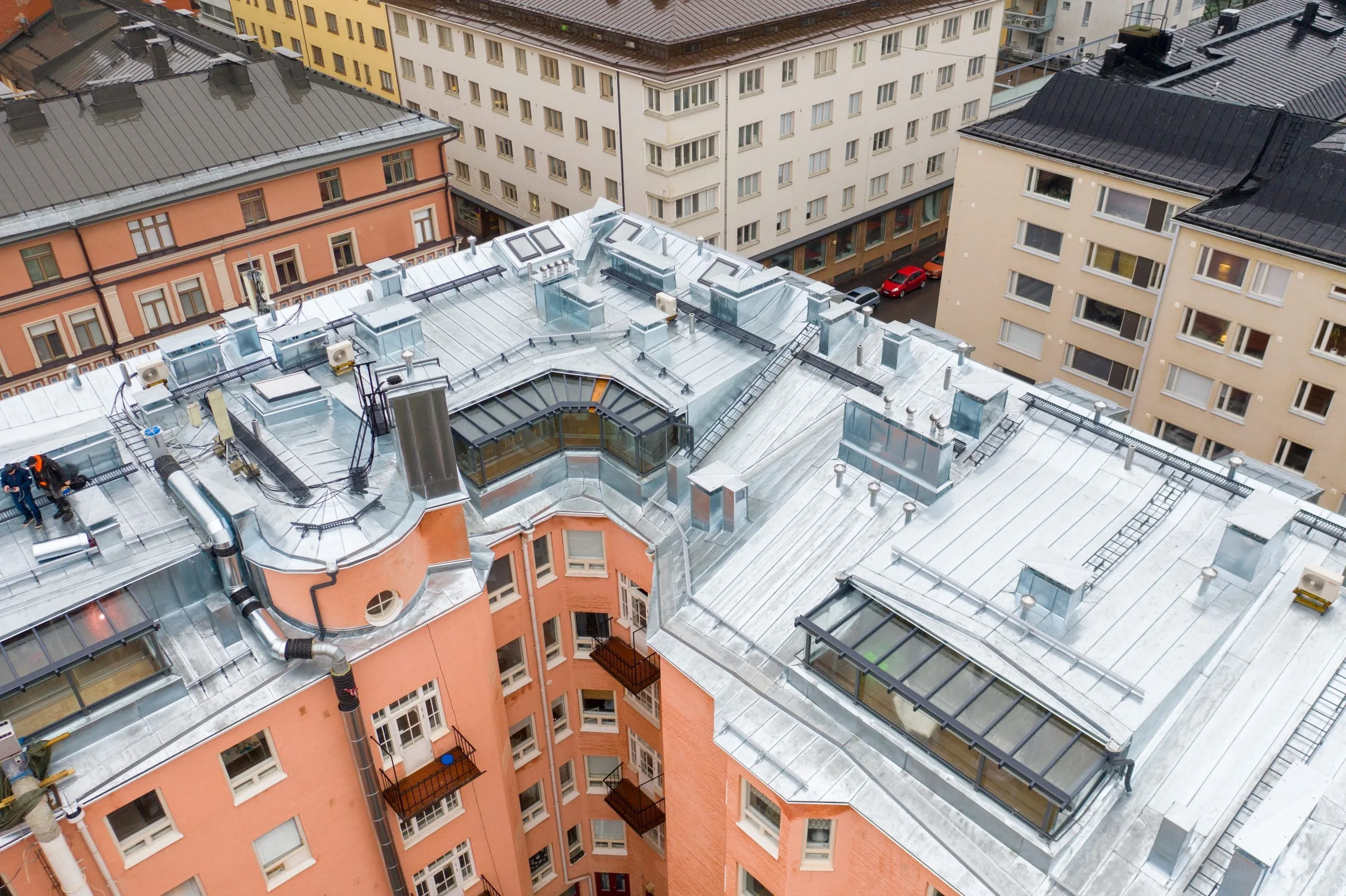 Vesikattotyömaa — kattopinnat ja konesaumat ylhäältä